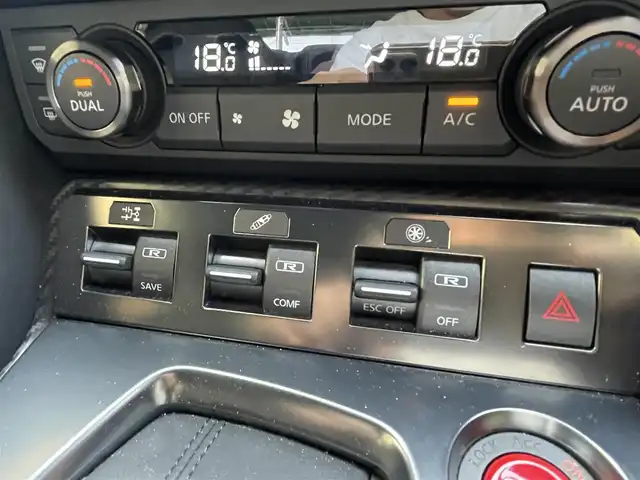日産 ＧＴ－Ｒ プレミアムエディション 愛知県 2023(令5)年 0.4万km ブリリアントホワイトパール NissanConnectナビゲーション/・DVD／Bluetooth／地デジTV/BOSEサウンドシステム/バックカメラ/黒革＆スエードコンビシート/前席パワーシート＆シートヒーター/BILSTEIN製電子制御ダンパー/brembo製ブレーキキャリパー/チタン合金製マフラー/インテリジェントキー/サイド／カーテンエアバック/純正２０インチＡＷ〈RＡＹＳ製〉
