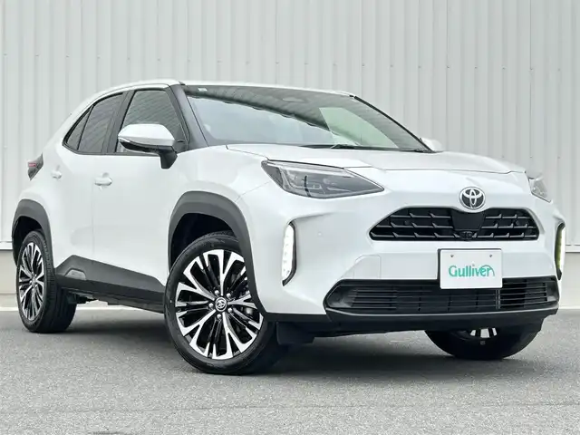 トヨタ ヤリスクロス ハイブリッド Z 群馬県 2024(令6)年 0.8万km プラチナホワイトパールマイカ 純正ディスプレイオーディオ/AM/FM/USB/Bluetoothオーディオ//AppleCarPlay/AndroidAuto//Miracast/アラウンドビューモニター/レーダークルーズコントロール/レーンキープアシスト/ふらつき防止装置/クリアランスソナー/パワーシート（D席のみ）/前席シートヒーター/ステアリングヒーター/電子パーキング/ブレーキオートホールド/DRIVE/EVモード/ブラインドスポットモニター/純正ビルトインETC/電動格納ウインカーミラー/LEDヘッドライト/オートライト/プッシュスタート/ステアリングスイッチ/レベライザー/SOSコール/純正アームレスト/HDMI入力端子