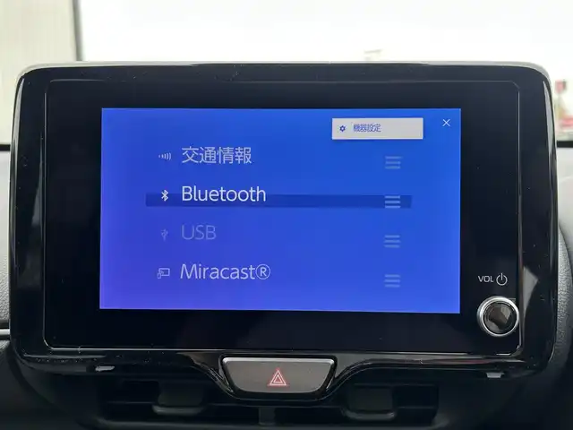 トヨタ ヤリスクロス ハイブリッド Z 群馬県 2024(令6)年 0.8万km プラチナホワイトパールマイカ 純正ディスプレイオーディオ/AM/FM/USB/Bluetoothオーディオ//AppleCarPlay/AndroidAuto//Miracast/アラウンドビューモニター/レーダークルーズコントロール/レーンキープアシスト/ふらつき防止装置/クリアランスソナー/パワーシート（D席のみ）/前席シートヒーター/ステアリングヒーター/電子パーキング/ブレーキオートホールド/DRIVE/EVモード/ブラインドスポットモニター/純正ビルトインETC/電動格納ウインカーミラー/LEDヘッドライト/オートライト/プッシュスタート/ステアリングスイッチ/レベライザー/SOSコール/純正アームレスト/HDMI入力端子