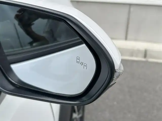 トヨタ ヤリスクロス ハイブリッド Z 群馬県 2024(令6)年 0.8万km プラチナホワイトパールマイカ 純正ディスプレイオーディオ/AM/FM/USB/Bluetoothオーディオ//AppleCarPlay/AndroidAuto//Miracast/アラウンドビューモニター/レーダークルーズコントロール/レーンキープアシスト/ふらつき防止装置/クリアランスソナー/パワーシート（D席のみ）/前席シートヒーター/ステアリングヒーター/電子パーキング/ブレーキオートホールド/DRIVE/EVモード/ブラインドスポットモニター/純正ビルトインETC/電動格納ウインカーミラー/LEDヘッドライト/オートライト/プッシュスタート/ステアリングスイッチ/レベライザー/SOSコール/純正アームレスト/HDMI入力端子