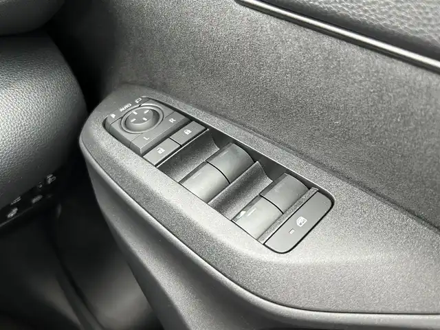トヨタ ヤリスクロス ハイブリッド Z 群馬県 2024(令6)年 0.8万km プラチナホワイトパールマイカ 純正ディスプレイオーディオ/AM/FM/USB/Bluetoothオーディオ//AppleCarPlay/AndroidAuto//Miracast/アラウンドビューモニター/レーダークルーズコントロール/レーンキープアシスト/ふらつき防止装置/クリアランスソナー/パワーシート（D席のみ）/前席シートヒーター/ステアリングヒーター/電子パーキング/ブレーキオートホールド/DRIVE/EVモード/ブラインドスポットモニター/純正ビルトインETC/電動格納ウインカーミラー/LEDヘッドライト/オートライト/プッシュスタート/ステアリングスイッチ/レベライザー/SOSコール/純正アームレスト/HDMI入力端子