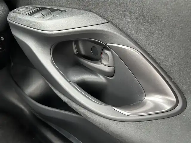 トヨタ ヤリスクロス ハイブリッド Z 群馬県 2024(令6)年 0.8万km プラチナホワイトパールマイカ 純正ディスプレイオーディオ/AM/FM/USB/Bluetoothオーディオ//AppleCarPlay/AndroidAuto//Miracast/アラウンドビューモニター/レーダークルーズコントロール/レーンキープアシスト/ふらつき防止装置/クリアランスソナー/パワーシート（D席のみ）/前席シートヒーター/ステアリングヒーター/電子パーキング/ブレーキオートホールド/DRIVE/EVモード/ブラインドスポットモニター/純正ビルトインETC/電動格納ウインカーミラー/LEDヘッドライト/オートライト/プッシュスタート/ステアリングスイッチ/レベライザー/SOSコール/純正アームレスト/HDMI入力端子
