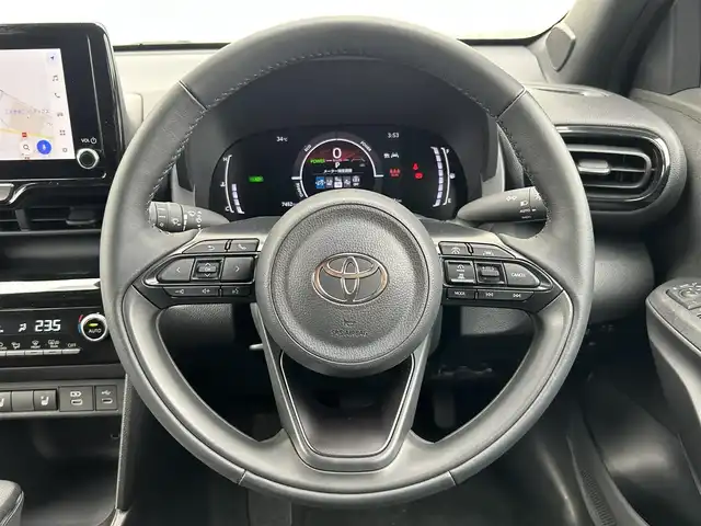 トヨタ ヤリスクロス ハイブリッド Z 群馬県 2024(令6)年 0.8万km プラチナホワイトパールマイカ 純正ディスプレイオーディオ/AM/FM/USB/Bluetoothオーディオ//AppleCarPlay/AndroidAuto//Miracast/アラウンドビューモニター/レーダークルーズコントロール/レーンキープアシスト/ふらつき防止装置/クリアランスソナー/パワーシート（D席のみ）/前席シートヒーター/ステアリングヒーター/電子パーキング/ブレーキオートホールド/DRIVE/EVモード/ブラインドスポットモニター/純正ビルトインETC/電動格納ウインカーミラー/LEDヘッドライト/オートライト/プッシュスタート/ステアリングスイッチ/レベライザー/SOSコール/純正アームレスト/HDMI入力端子