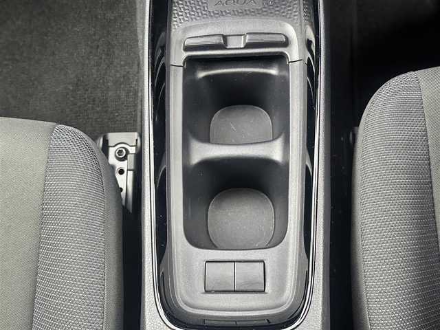 トヨタ アクア G 大阪府 2024(令6)年 1.1万km ブラックマイカ トヨタセーフティセンス/　・プリクラッシュセーフティ/　・レーンディパーチャーアラート/　・レーダークルーズコントロール/　・オートマチックハイビーム/純正メモリナビ/　　BT/Miracast/バックカメラ/LEDオートライト/純正15インチホイール/スマートキー/ビルトインETC