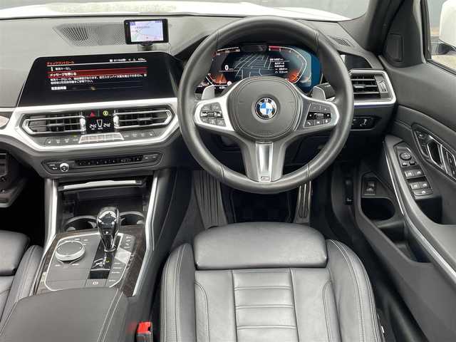 ＢＭＷ ３２０ｄ xDrive Mスポーツ 青森県 2019(令1)年 5.5万km アルピンホワイトⅢ /4WD/ディーゼル/ターボ/黒革シート/D席メモリー付き/　前席パワーシート /10.25インチナビ付インフォメーションディスプレイ/　(Bt/フルセグTV/Screen Mirrorinng//  AppleCarPlay対応)/全周囲カメラ/追従型クルーズコントロール/ブラインドスポットモニター/革巻きステア/パドルシフト/オーディオ・ステアスイッチ/オートライトLED/オートワイパー/アンビエントライト/バーチャルコックピット/前後ドラレコ/パワートランク/前後バンパーソナー/ETC/プッシュスタートシステム/スマートキー/Ｍスポーツ１８インチアルミホイール/社外アルミホイール＋冬タイヤ積込/保証書・取説/R2/3/4/5/6年点検記録簿あり
