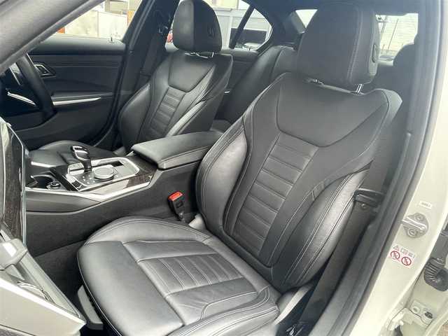 ＢＭＷ ３２０ｄ xDrive Mスポーツ 青森県 2019(令1)年 5.5万km アルピンホワイトⅢ /4WD/ディーゼル/ターボ/黒革シート/D席メモリー付き/　前席パワーシート /10.25インチナビ付インフォメーションディスプレイ/　(Bt/フルセグTV/Screen Mirrorinng//  AppleCarPlay対応)/全周囲カメラ/追従型クルーズコントロール/ブラインドスポットモニター/革巻きステア/パドルシフト/オーディオ・ステアスイッチ/オートライトLED/オートワイパー/アンビエントライト/バーチャルコックピット/前後ドラレコ/パワートランク/前後バンパーソナー/ETC/プッシュスタートシステム/スマートキー/Ｍスポーツ１８インチアルミホイール/社外アルミホイール＋冬タイヤ積込/保証書・取説/R2/3/4/5/6年点検記録簿あり