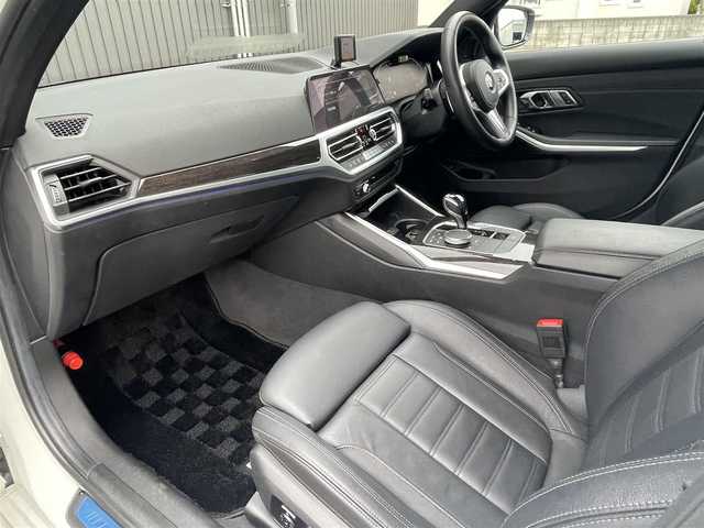 ＢＭＷ ３２０ｄ xDrive Mスポーツ 青森県 2019(令1)年 5.5万km アルピンホワイトⅢ /4WD/ディーゼル/ターボ/黒革シート/D席メモリー付き/　前席パワーシート /10.25インチナビ付インフォメーションディスプレイ/　(Bt/フルセグTV/Screen Mirrorinng//  AppleCarPlay対応)/全周囲カメラ/追従型クルーズコントロール/ブラインドスポットモニター/革巻きステア/パドルシフト/オーディオ・ステアスイッチ/オートライトLED/オートワイパー/アンビエントライト/バーチャルコックピット/前後ドラレコ/パワートランク/前後バンパーソナー/ETC/プッシュスタートシステム/スマートキー/Ｍスポーツ１８インチアルミホイール/社外アルミホイール＋冬タイヤ積込/保証書・取説/R2/3/4/5/6年点検記録簿あり