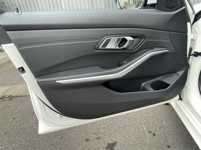 ＢＭＷ ３２０ｄ xDrive Mスポーツ 青森県 2019(令1)年 5.5万km アルピンホワイトⅢ /4WD/ディーゼル/ターボ/黒革シート/D席メモリー付き/　前席パワーシート /10.25インチナビ付インフォメーションディスプレイ/　(Bt/フルセグTV/Screen Mirrorinng//  AppleCarPlay対応)/全周囲カメラ/追従型クルーズコントロール/ブラインドスポットモニター/革巻きステア/パドルシフト/オーディオ・ステアスイッチ/オートライトLED/オートワイパー/アンビエントライト/バーチャルコックピット/前後ドラレコ/パワートランク/前後バンパーソナー/ETC/プッシュスタートシステム/スマートキー/Ｍスポーツ１８インチアルミホイール/社外アルミホイール＋冬タイヤ積込/保証書・取説/R2/3/4/5/6年点検記録簿あり