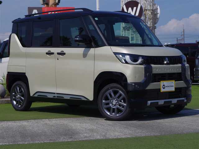 三菱 デリカミニ T プレミアム 千葉県 2025(令7)年 0.1万km未満 アイボリーⅡ T　PREMIUM　4WD　9型ディスプレイオーディオ（121/330）　サイドデカール（33440）/e-Assist/・衝突被害軽減ブレーキシステム（FCM）/・車線逸脱警報システム（LDW）/・誤発進抑制機能（前進＆後退時）（UMS）/・レーダークルーズコントロールシステム（ACC）/・オートマチックハイビーム[AHB]/マイパイロット/ハンズフリー両側パワースライドドア/ディスプレイオーディオ/【Apple CarPlay　Android Auto対応】/【Bluetooth接続】/マルチアラウンドモニター/デジタルインナーミラー/ハーフレザーシート/前席シートヒーター/革巻きステアリング/ステアリングヒーター/ステアリングスイッチ/LEDヘッドライト/フォグライト/ウインカーミラー/コーナーセンサー/純正15インチアルミホイル/サイド/カーテンエアバッグ/キーレスオペレーションシステム