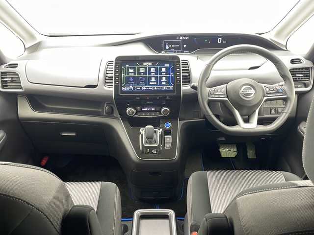日産 セレナ 千葉県 2022(令4)年 2.4万km ブリリアントホワイトパール 2トーン 衝突軽減ブレーキ/レーンキープアシスト/レーダークルーズコントロール/フリップダウンモニター/純正SDナビ/（フルセグ/Bluetooth/CD/DVD/FM/AM）/全方位カメラ/ETC/ドライブレコーダー（前のみ）/アイドリングストップ/両側パワースライドドア/スマートキー/LEDヘッドライト/フォグライト/電動格納ミラー/純正フロアマット/純正サイドバイザー/W＋サイド＋カーテンエアバッグ