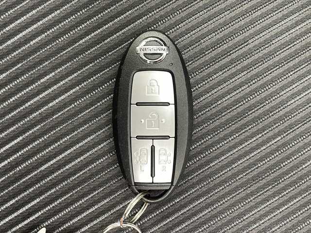 日産 セレナ 千葉県 2022(令4)年 2.4万km ブリリアントホワイトパール 2トーン 衝突軽減ブレーキ/レーンキープアシスト/レーダークルーズコントロール/フリップダウンモニター/純正SDナビ/（フルセグ/Bluetooth/CD/DVD/FM/AM）/全方位カメラ/ETC/ドライブレコーダー（前のみ）/アイドリングストップ/両側パワースライドドア/スマートキー/LEDヘッドライト/フォグライト/電動格納ミラー/純正フロアマット/純正サイドバイザー/W＋サイド＋カーテンエアバッグ