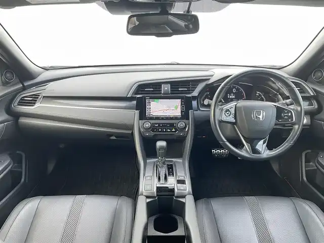 ホンダ シビック ハッチバック 群馬県 2020(令2)年 3万km プラチナホワイトパール トップロードサンルーフ/純正ＳＤナビ/（CD/DVD/SD/BT/USB）/バックカメラ/ワンセグTV/ホンダセンシング/・衝突軽減ブレーキ/・歩行者事故低減ステアリング/・路外逸脱抑制機能/・渋滞追従機能付アダプティブクルーズコントロール/・車線維持支援システム/・先行車発進お知らせ機能/・標識認識機能/・オートハイビーム/ビルトインETC2.0/ハーフレザー/パワーシート/シートヒーター（D席/N席）/パドルシフト/ステアリングスイッチ/純正前後ドラレコ/純正AW/純正フロアマット/LEDヘッドライト/アイドリングストップ/電動格納ミラー/保証書/取扱説明書