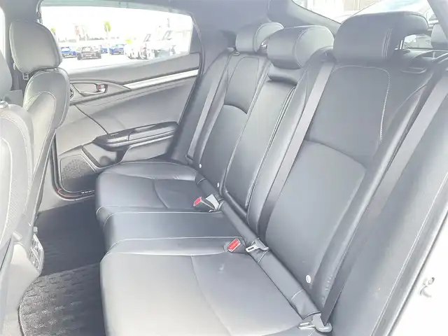 ホンダ シビック ハッチバック 群馬県 2020(令2)年 3万km プラチナホワイトパール トップロードサンルーフ/純正ＳＤナビ/（CD/DVD/SD/BT/USB）/バックカメラ/ワンセグTV/ホンダセンシング/・衝突軽減ブレーキ/・歩行者事故低減ステアリング/・路外逸脱抑制機能/・渋滞追従機能付アダプティブクルーズコントロール/・車線維持支援システム/・先行車発進お知らせ機能/・標識認識機能/・オートハイビーム/ビルトインETC2.0/ハーフレザー/パワーシート/シートヒーター（D席/N席）/パドルシフト/ステアリングスイッチ/純正前後ドラレコ/純正AW/純正フロアマット/LEDヘッドライト/アイドリングストップ/電動格納ミラー/保証書/取扱説明書
