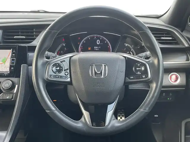 ホンダ シビック ハッチバック 群馬県 2020(令2)年 3万km プラチナホワイトパール トップロードサンルーフ/純正ＳＤナビ/（CD/DVD/SD/BT/USB）/バックカメラ/ワンセグTV/ホンダセンシング/・衝突軽減ブレーキ/・歩行者事故低減ステアリング/・路外逸脱抑制機能/・渋滞追従機能付アダプティブクルーズコントロール/・車線維持支援システム/・先行車発進お知らせ機能/・標識認識機能/・オートハイビーム/ビルトインETC2.0/ハーフレザー/パワーシート/シートヒーター（D席/N席）/パドルシフト/ステアリングスイッチ/純正前後ドラレコ/純正AW/純正フロアマット/LEDヘッドライト/アイドリングストップ/電動格納ミラー/保証書/取扱説明書