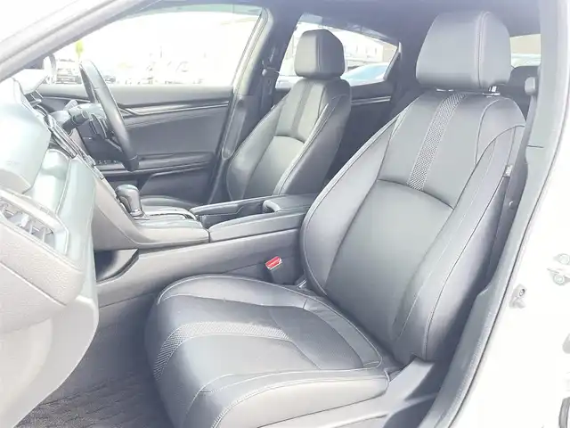 ホンダ シビック ハッチバック 群馬県 2020(令2)年 3万km プラチナホワイトパール トップロードサンルーフ/純正ＳＤナビ/（CD/DVD/SD/BT/USB）/バックカメラ/ワンセグTV/ホンダセンシング/・衝突軽減ブレーキ/・歩行者事故低減ステアリング/・路外逸脱抑制機能/・渋滞追従機能付アダプティブクルーズコントロール/・車線維持支援システム/・先行車発進お知らせ機能/・標識認識機能/・オートハイビーム/ビルトインETC2.0/ハーフレザー/パワーシート/シートヒーター（D席/N席）/パドルシフト/ステアリングスイッチ/純正前後ドラレコ/純正AW/純正フロアマット/LEDヘッドライト/アイドリングストップ/電動格納ミラー/保証書/取扱説明書