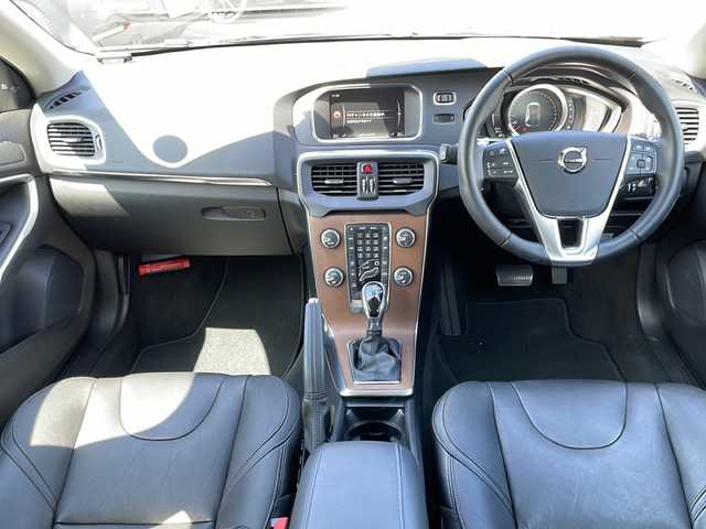 ボルボ Ｖ４０ T3 インスクリプション 山口県 2018(平30)年 1.9万km オニキスブラックP 黒革シート/harman/kardonスピーカー/純正HDDナビ・地デジTV/純正USB/BT再生/バックモニター/ETC(DSRC)/レーダークルーズコントロール/衝突軽減ブレーキ/LKA/BLIS/コーナーセンサー/純正17インチAW/LEDヘッドライト/前席パワーシート/シートヒーター/前後ドライブレコーダー/プッシュスタート/スマートキー×2/パドルシフト/アイドリングストップ/ステアリングスイッチ/R2/3/4/7年整備記録/保証書・取説あり