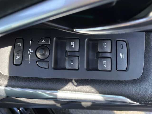 ボルボ Ｖ４０ T3 インスクリプション 山口県 2018(平30)年 1.9万km オニキスブラックP 黒革シート/harman/kardonスピーカー/純正HDDナビ・地デジTV/純正USB/BT再生/バックモニター/ETC(DSRC)/レーダークルーズコントロール/衝突軽減ブレーキ/LKA/BLIS/コーナーセンサー/純正17インチAW/LEDヘッドライト/前席パワーシート/シートヒーター/前後ドライブレコーダー/プッシュスタート/スマートキー×2/パドルシフト/アイドリングストップ/ステアリングスイッチ/R2/3/4/7年整備記録/保証書・取説あり