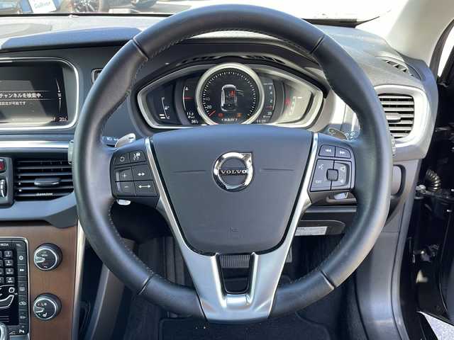 ボルボ Ｖ４０ T3 インスクリプション 山口県 2018(平30)年 1.9万km オニキスブラックP 黒革シート/harman/kardonスピーカー/純正HDDナビ・地デジTV/純正USB/BT再生/バックモニター/ETC(DSRC)/レーダークルーズコントロール/衝突軽減ブレーキ/LKA/BLIS/コーナーセンサー/純正17インチAW/LEDヘッドライト/前席パワーシート/シートヒーター/前後ドライブレコーダー/プッシュスタート/スマートキー×2/パドルシフト/アイドリングストップ/ステアリングスイッチ/R2/3/4/7年整備記録/保証書・取説あり