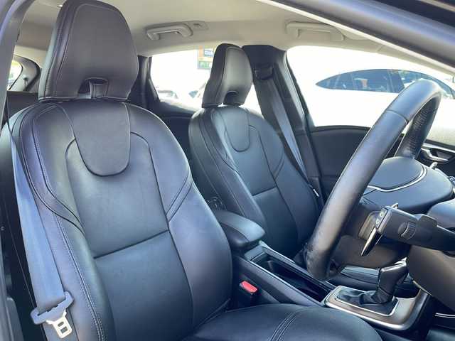 ボルボ Ｖ４０ T3 インスクリプション 山口県 2018(平30)年 1.9万km オニキスブラックP 黒革シート/harman/kardonスピーカー/純正HDDナビ・地デジTV/純正USB/BT再生/バックモニター/ETC(DSRC)/レーダークルーズコントロール/衝突軽減ブレーキ/LKA/BLIS/コーナーセンサー/純正17インチAW/LEDヘッドライト/前席パワーシート/シートヒーター/前後ドライブレコーダー/プッシュスタート/スマートキー×2/パドルシフト/アイドリングストップ/ステアリングスイッチ/R2/3/4/7年整備記録/保証書・取説あり