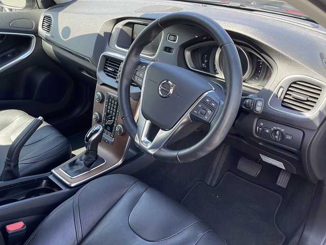 ボルボ Ｖ４０ T3 インスクリプション 山口県 2018(平30)年 1.9万km オニキスブラックP 黒革シート/harman/kardonスピーカー/純正HDDナビ・地デジTV/純正USB/BT再生/バックモニター/ETC(DSRC)/レーダークルーズコントロール/衝突軽減ブレーキ/LKA/BLIS/コーナーセンサー/純正17インチAW/LEDヘッドライト/前席パワーシート/シートヒーター/前後ドライブレコーダー/プッシュスタート/スマートキー×2/パドルシフト/アイドリングストップ/ステアリングスイッチ/R2/3/4/7年整備記録/保証書・取説あり