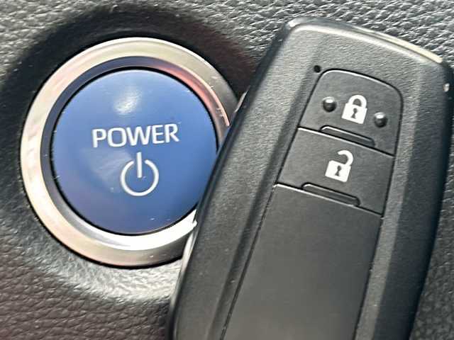 トヨタ カローラ スポーツ ハイブリッドG 山形県 2019(令1)年 6.1万km ホワイトパールクリスタルシャイン 禁煙車/ワンオーナー/トヨタセーフティセンス/横滑り防止装置/レーンキープアシスト/ブラインドスポットモニター/前後コーナーセンサー/レーダークルーズコントロール/バックカメラ/9インチ純正ナビ/（Bluetooth/フルセグ/AM/FM）/テレビキャンセラー/ステアリングスイッチ/ステアリングヒーター/DN席シートヒーター/ビルトインETC/スマートキー×２/取扱説明書/記録簿/純正アルミホイール/ドアバイザー