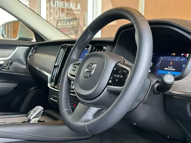 ボルボ ボルボ Ｖ９０ アルティメット B5 宮城県 2023(令5)年 1.5万km クリスタルホワイトP パノラマガラスサンルーフ/harman/kardonサウンドシステム/ヘッドアップディスプレイ/アダプティブクルーズコントロール/レーンキープアシスト/BLIS/Googleナビゲーションシステム/全方位カメラ/AppleCarPlay/AndroidAuto/ブラックレザーシート/シートベンチレーション/シートヒーター/メモリ機能付きパワーシート/LEDヘッドライト/スマートキー/パワーバックドア/純正19インチAW/オレフォス製シフトノブ/ステアリングスイッチ/液晶メーターパネル/ワイヤレスチャージング/前後ドライブレコーダー/ETC車載器