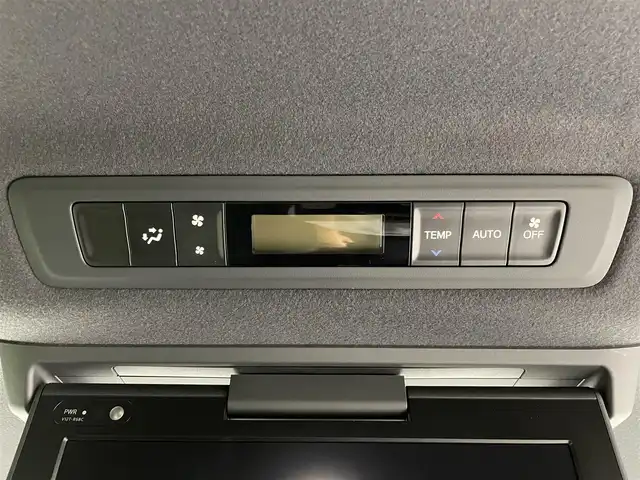 トヨタ ヴォクシー ハイブリッド ZS 煌Ⅲ 熊本県 2020(令2)年 6.6万km ブラック 純正10型ナビNSZT-Z68T(CD・DVD・フルセグ・BT・SD）/バックカメラ/純正フリップダウンモニター/ビルトインETC/トヨタセーフティーセンス/・駐車時支援パーキングサポートシステム/・衝突被害軽減ブレーキ/・車線逸脱抑制装置/・先行車発進お知らせ機能/・前後クリアランスソナー/クルーズコントロール/両側電動スライドドア/ハーフレザーシート/前席シートヒーター/リアオートエアコン/純正フロアマット/純正16インチAW/オートライト/LEDヘッドライト/オートマチックハイビーム/フォグランプ/スマートキー/プッシュスタート