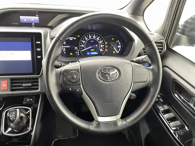 トヨタ ヴォクシー ハイブリッド ZS 煌Ⅲ 熊本県 2020(令2)年 6.6万km ブラック 純正10型ナビNSZT-Z68T(CD・DVD・フルセグ・BT・SD）/バックカメラ/純正フリップダウンモニター/ビルトインETC/トヨタセーフティーセンス/・駐車時支援パーキングサポートシステム/・衝突被害軽減ブレーキ/・車線逸脱抑制装置/・先行車発進お知らせ機能/・前後クリアランスソナー/クルーズコントロール/両側電動スライドドア/ハーフレザーシート/前席シートヒーター/リアオートエアコン/純正フロアマット/純正16インチAW/オートライト/LEDヘッドライト/オートマチックハイビーム/フォグランプ/スマートキー/プッシュスタート