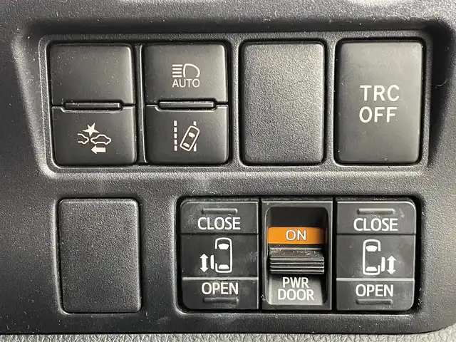 トヨタ ヴォクシー ハイブリッド ZS 煌Ⅲ 熊本県 2020(令2)年 6.6万km ブラック 純正10型ナビNSZT-Z68T(CD・DVD・フルセグ・BT・SD）/バックカメラ/純正フリップダウンモニター/ビルトインETC/トヨタセーフティーセンス/・駐車時支援パーキングサポートシステム/・衝突被害軽減ブレーキ/・車線逸脱抑制装置/・先行車発進お知らせ機能/・前後クリアランスソナー/クルーズコントロール/両側電動スライドドア/ハーフレザーシート/前席シートヒーター/リアオートエアコン/純正フロアマット/純正16インチAW/オートライト/LEDヘッドライト/オートマチックハイビーム/フォグランプ/スマートキー/プッシュスタート