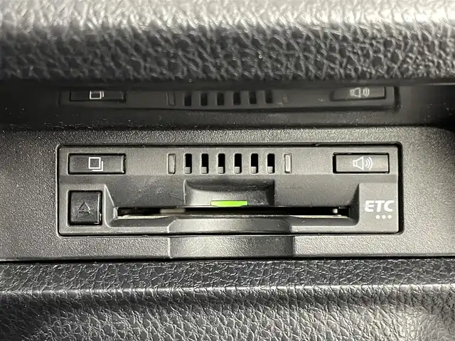 トヨタ ヴォクシー ハイブリッド ZS 煌Ⅲ 熊本県 2020(令2)年 6.6万km ブラック 純正10型ナビNSZT-Z68T(CD・DVD・フルセグ・BT・SD）/バックカメラ/純正フリップダウンモニター/ビルトインETC/トヨタセーフティーセンス/・駐車時支援パーキングサポートシステム/・衝突被害軽減ブレーキ/・車線逸脱抑制装置/・先行車発進お知らせ機能/・前後クリアランスソナー/クルーズコントロール/両側電動スライドドア/ハーフレザーシート/前席シートヒーター/リアオートエアコン/純正フロアマット/純正16インチAW/オートライト/LEDヘッドライト/オートマチックハイビーム/フォグランプ/スマートキー/プッシュスタート