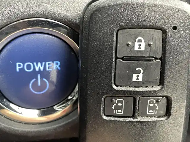 トヨタ ヴォクシー ハイブリッド ZS 煌Ⅲ 熊本県 2020(令2)年 6.6万km ブラック 純正10型ナビNSZT-Z68T(CD・DVD・フルセグ・BT・SD）/バックカメラ/純正フリップダウンモニター/ビルトインETC/トヨタセーフティーセンス/・駐車時支援パーキングサポートシステム/・衝突被害軽減ブレーキ/・車線逸脱抑制装置/・先行車発進お知らせ機能/・前後クリアランスソナー/クルーズコントロール/両側電動スライドドア/ハーフレザーシート/前席シートヒーター/リアオートエアコン/純正フロアマット/純正16インチAW/オートライト/LEDヘッドライト/オートマチックハイビーム/フォグランプ/スマートキー/プッシュスタート