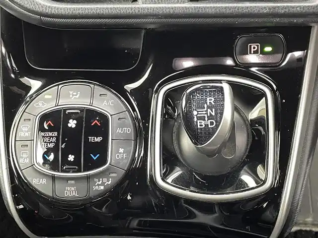 トヨタ ヴォクシー ハイブリッド ZS 煌Ⅲ 熊本県 2020(令2)年 6.6万km ブラック 純正10型ナビNSZT-Z68T(CD・DVD・フルセグ・BT・SD）/バックカメラ/純正フリップダウンモニター/ビルトインETC/トヨタセーフティーセンス/・駐車時支援パーキングサポートシステム/・衝突被害軽減ブレーキ/・車線逸脱抑制装置/・先行車発進お知らせ機能/・前後クリアランスソナー/クルーズコントロール/両側電動スライドドア/ハーフレザーシート/前席シートヒーター/リアオートエアコン/純正フロアマット/純正16インチAW/オートライト/LEDヘッドライト/オートマチックハイビーム/フォグランプ/スマートキー/プッシュスタート