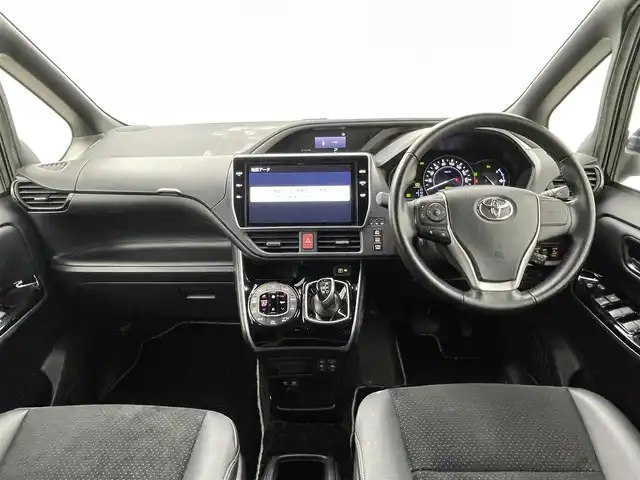 トヨタ ヴォクシー ハイブリッド ZS 煌Ⅲ 熊本県 2020(令2)年 6.6万km ブラック 純正10型ナビNSZT-Z68T(CD・DVD・フルセグ・BT・SD）/バックカメラ/純正フリップダウンモニター/ビルトインETC/トヨタセーフティーセンス/・駐車時支援パーキングサポートシステム/・衝突被害軽減ブレーキ/・車線逸脱抑制装置/・先行車発進お知らせ機能/・前後クリアランスソナー/クルーズコントロール/両側電動スライドドア/ハーフレザーシート/前席シートヒーター/リアオートエアコン/純正フロアマット/純正16インチAW/オートライト/LEDヘッドライト/オートマチックハイビーム/フォグランプ/スマートキー/プッシュスタート