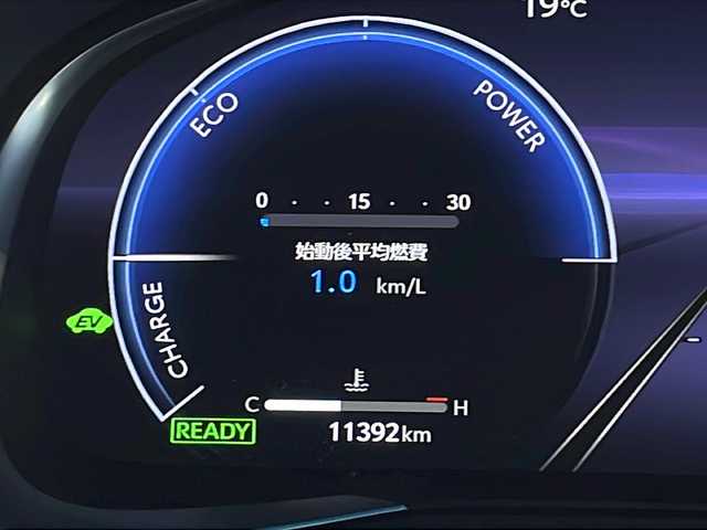 トヨタ ハリアー ハイブリッド G 山口県 2023(令5)年 1.2万km ブラック ワンオーナー/１２．３インチＨＤディスプレイオーディオ/・AM/FM/USB/Miracast/Bluetooth/・コネクティッドナビ/・フルセグテレビ/・C端子充電/ETC2.0/デジタルインナーミラー/バックカメラ/バックガイドモニター/パワーバックドア/純正フロアマット/18インチ純正アルミホイール/電動パーキングブレーキ/トヨタセーフティセンス/・プリクラッシュセーフティ/・レーントレーシングアシスト/・レーンディパーチャーアラート/・レーダークルーズコントロール/・アダプティブハイビームシステム/・ロードサインアシスト/・ドライバー異常時対応システム/・プロアクティブドライビングアシスト/・発進遅れ告知機能/LEDヘッドライト/オートライト/スマートキー/プッシュスタート/スペアキー有/ブラインドスポットモニター/取扱説明書/保証書