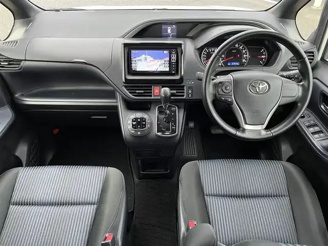 トヨタ ヴォクシー ZS 煌 島根県 2016(平28)年 6.8万km ホワイトパールクリスタルシャイン 登録時走行距離67915km/アルパインナビ(Bluetooth・AM・FM・CD・DVD)/フルセグTV/アルパインフリップダウンモニター/両側パワースライドドア/ETC/プッシュスタート/スマートキー/衝突被害軽減ブレーキ/横滑り防止装置/レーンキープアシスト/純正16インチAW/アイドリングストップ/ウォークスルー/保証書/取扱説明書/禁煙車