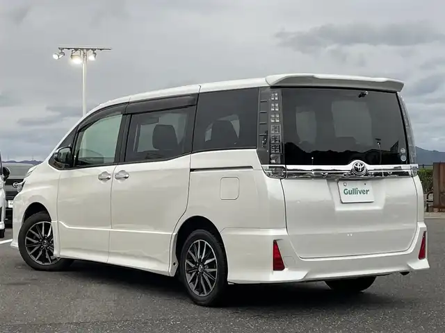 トヨタ ヴォクシー ZS 煌 島根県 2016(平28)年 6.8万km ホワイトパールクリスタルシャイン 登録時走行距離67915km/アルパインナビ(Bluetooth・AM・FM・CD・DVD)/フルセグTV/アルパインフリップダウンモニター/両側パワースライドドア/ETC/プッシュスタート/スマートキー/衝突被害軽減ブレーキ/横滑り防止装置/レーンキープアシスト/純正16インチAW/アイドリングストップ/ウォークスルー/保証書/取扱説明書/禁煙車