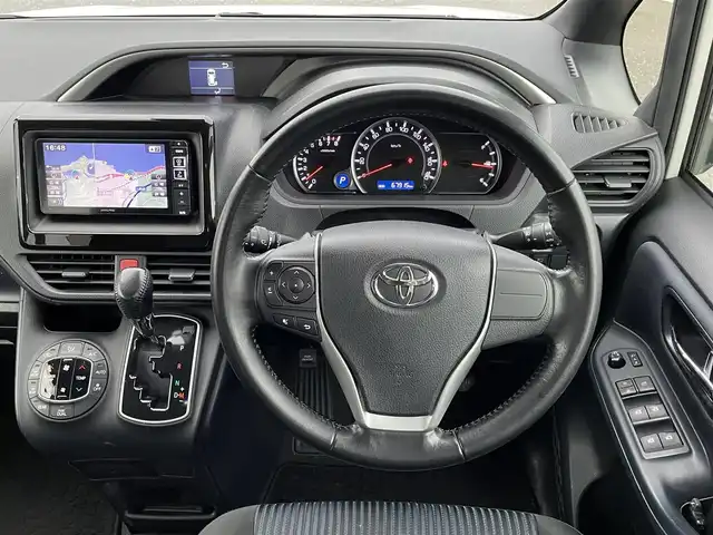 トヨタ ヴォクシー ZS 煌 島根県 2016(平28)年 6.8万km ホワイトパールクリスタルシャイン 登録時走行距離67915km/アルパインナビ(Bluetooth・AM・FM・CD・DVD)/フルセグTV/アルパインフリップダウンモニター/両側パワースライドドア/ETC/プッシュスタート/スマートキー/衝突被害軽減ブレーキ/横滑り防止装置/レーンキープアシスト/純正16インチAW/アイドリングストップ/ウォークスルー/保証書/取扱説明書/禁煙車