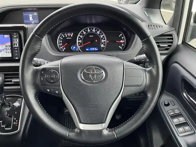 トヨタ ヴォクシー ZS 煌 島根県 2016(平28)年 6.8万km ホワイトパールクリスタルシャイン 登録時走行距離67915km/アルパインナビ(Bluetooth・AM・FM・CD・DVD)/フルセグTV/アルパインフリップダウンモニター/両側パワースライドドア/ETC/プッシュスタート/スマートキー/衝突被害軽減ブレーキ/横滑り防止装置/レーンキープアシスト/純正16インチAW/アイドリングストップ/ウォークスルー/保証書/取扱説明書/禁煙車