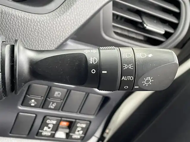 トヨタ ヴォクシー ZS 煌 島根県 2016(平28)年 6.8万km ホワイトパールクリスタルシャイン 登録時走行距離67915km/アルパインナビ(Bluetooth・AM・FM・CD・DVD)/フルセグTV/アルパインフリップダウンモニター/両側パワースライドドア/ETC/プッシュスタート/スマートキー/衝突被害軽減ブレーキ/横滑り防止装置/レーンキープアシスト/純正16インチAW/アイドリングストップ/ウォークスルー/保証書/取扱説明書/禁煙車