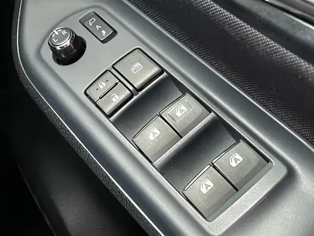 トヨタ ヴォクシー ZS 煌 島根県 2016(平28)年 6.8万km ホワイトパールクリスタルシャイン 登録時走行距離67915km/アルパインナビ(Bluetooth・AM・FM・CD・DVD)/フルセグTV/アルパインフリップダウンモニター/両側パワースライドドア/ETC/プッシュスタート/スマートキー/衝突被害軽減ブレーキ/横滑り防止装置/レーンキープアシスト/純正16インチAW/アイドリングストップ/ウォークスルー/保証書/取扱説明書/禁煙車