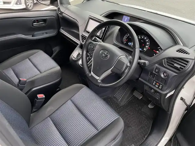 トヨタ ヴォクシー ZS 煌 島根県 2016(平28)年 6.8万km ホワイトパールクリスタルシャイン 登録時走行距離67915km/アルパインナビ(Bluetooth・AM・FM・CD・DVD)/フルセグTV/アルパインフリップダウンモニター/両側パワースライドドア/ETC/プッシュスタート/スマートキー/衝突被害軽減ブレーキ/横滑り防止装置/レーンキープアシスト/純正16インチAW/アイドリングストップ/ウォークスルー/保証書/取扱説明書/禁煙車
