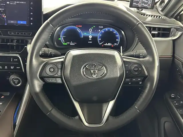 トヨタ ハリアー ハイブリッド Z レザーパッケージ 佐賀県 2023(令5)年 4.3万km プラチナホワイトパールマイカ 純正12.3インチディスプレイオーディオ/フルセTV/Bluetooth/Androidauto/Applecarplay/モデリスタエアロ/JBLサウンドシステム/全方位カメラ/デジタルインナールームミラー/衝突被害軽減システム/ブラインドスポットモニター/レーダークルーズコントロール/レーンアシスト/ロードサインアシスト/パーキングサポートブレーキ/オートライト/オートマチックハイビーム/LEDヘッドライト/LEDフォグライト/前後ドライブレコーダー/クリアランスソナー/ビルトインETC2.0/パワーバックドア/ステアリングヒーター/運転席・助手席パワーシート/メモリーシート/レザーシート/ISOFIX対応/純正19インチアルミホイール/純正フロアマット/スマートキー/スペアキー×１