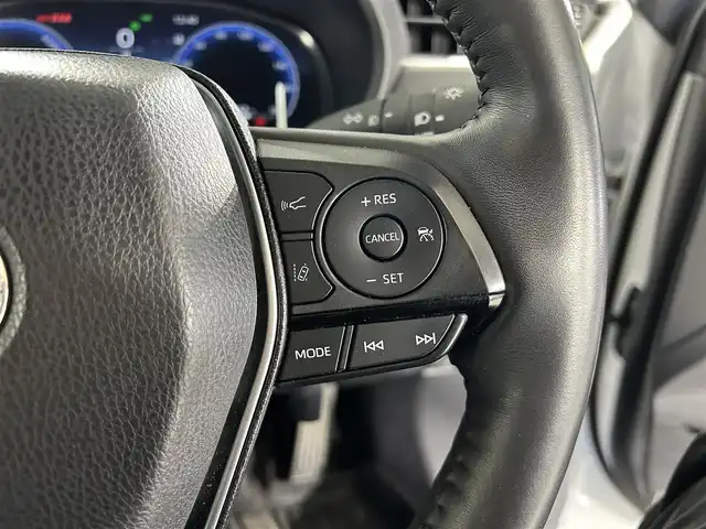 トヨタ ハリアー ハイブリッド Z レザーパッケージ 佐賀県 2023(令5)年 4.3万km プラチナホワイトパールマイカ 純正12.3インチディスプレイオーディオ/フルセTV/Bluetooth/Androidauto/Applecarplay/モデリスタエアロ/JBLサウンドシステム/全方位カメラ/デジタルインナールームミラー/衝突被害軽減システム/ブラインドスポットモニター/レーダークルーズコントロール/レーンアシスト/ロードサインアシスト/パーキングサポートブレーキ/オートライト/オートマチックハイビーム/LEDヘッドライト/LEDフォグライト/前後ドライブレコーダー/クリアランスソナー/ビルトインETC2.0/パワーバックドア/ステアリングヒーター/運転席・助手席パワーシート/メモリーシート/レザーシート/ISOFIX対応/純正19インチアルミホイール/純正フロアマット/スマートキー/スペアキー×１