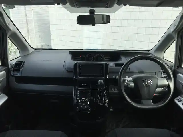 トヨタ ヴォクシー ZS 煌 栃木県 2011(平23)年 7.9万km ブラック 株)IDOMが運営する【じしゃロン小山店】の自社ローン専用車両になります。こちらは現金またはオートローンご利用時の価格です。自社ローンご希望の方は別途その旨お申付け下さい//禁煙車/純正フルセグナビ/（CD/DVD/AM/FMラジオ）/(Bluetooth)/スマートキー/プッシュスタート/バックカメラ/ＥＴＣ２．０/両側パワースライド/フリップダウンモニター/ステアリングリモコン/電動格納ドアミラー/パワーウインドウ/オートライト/防眩ミラー