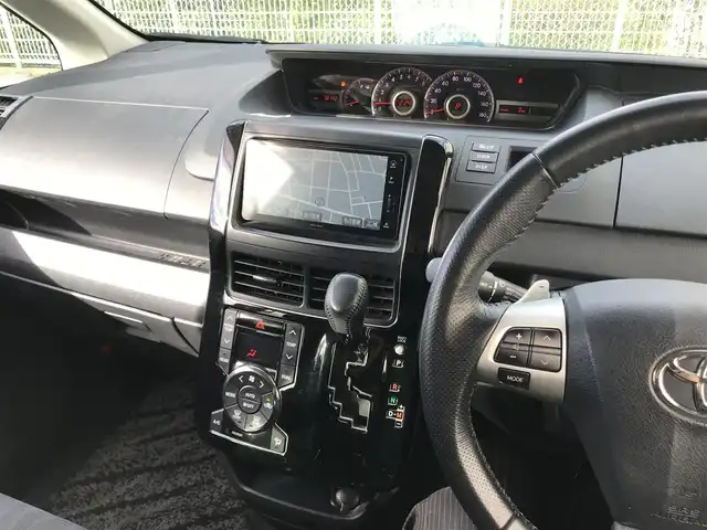 トヨタ ヴォクシー ZS 煌 栃木県 2011(平23)年 7.9万km ブラック 株)IDOMが運営する【じしゃロン小山店】の自社ローン専用車両になります。こちらは現金またはオートローンご利用時の価格です。自社ローンご希望の方は別途その旨お申付け下さい//禁煙車/純正フルセグナビ/（CD/DVD/AM/FMラジオ）/(Bluetooth)/スマートキー/プッシュスタート/バックカメラ/ＥＴＣ２．０/両側パワースライド/フリップダウンモニター/ステアリングリモコン/電動格納ドアミラー/パワーウインドウ/オートライト/防眩ミラー