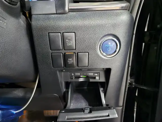 トヨタ ヴェルファイア ハイブリット ZR 福岡県 2016(平28)年 8.8万km ブラック 4WD/両側パワースライドドア/バックカメラ/ビルトインETC/ドライブレコーダー/レーダークルーズコントロール/クリアランスソナー/LEDヘッドランプ/オートライト/デュアルオートエアコン/木目調/革巻きコンビステアリング/ハーフレザーシート/前席パワーシート/運転席ポジションメモリー/2列目リラックスキャプテンシート/2列目マニュアルオットマン/純正17インチアルミホイール/スマートキー/プッシュエンジンスタート/禁煙車