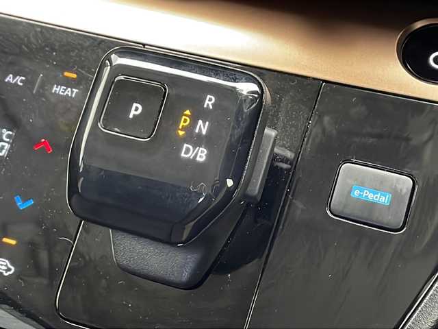 日産 サクラ G 千葉県 2024(令6)年 0.8万km ブラック 衝突軽減ブレーキ/レーンキープアシスト/レーダークルーズコントロール/純正ナビ/（フルセグ/Bluetooth/USB/FM/AM）/全方位カメラ/ビルトインETC2.0/ドライブレコーダー/ステアリングヒーター/プロパイロット/LEDヘッドライト/電動格納ミラー/先行者発進お知らせ/標識認識