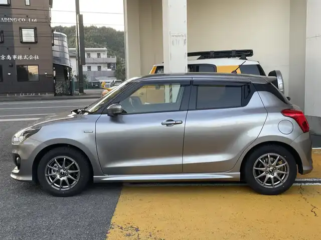 スズキ スイフト HYBRID RS 静岡県 2021(令3)年 3.4万km プレミアムシルバーメタリック ワンオーナー/純正8インチナビ/フルセグTV/DVD/CD/SD/BT/MSV/全方位カメラ/社外15インチAW/純正16インチAW(サマータイヤ付)車内積載/前後ドライブレコーダー/前後コーナーセンサー/衝突軽減ブレーキ/レーンキープアシスト/ブラインドスポットモニター/レーダークルーズコントロール/運転席シートヒーター/スマートキー×2/保証書/取扱説明書/ナビ取扱説明書/R6点検記録簿有