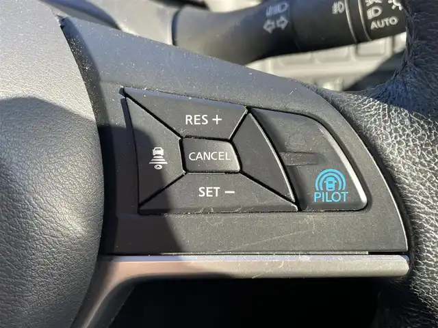 日産 セレナ ハイウェイスター プロパイロットED 静岡県 2017(平29)年 5.7万km ブリリアントホワイトパール ワンオーナー/純正9インチナビ/（AM/FM/CD/DVD/BD/BT)/フルセグTV/バックカメラ/プロパイロット/レーダークルーズコントロール/両側パワースライドドア/左側ハンズフリースライドドア/純正フリップダウンモニター/ビルトインETC/純正ドライブレコーダー/スマートキー/プッシュスタート/スペアキー×１/純正16インチアルミホイール/純正フロアマット/電動パーキングブレーキ/オートホールド/エマージェンシーブレーキ/レーンキープアシスト/横滑り防止装置/LEDヘッドライド/クリアランスソナー/コーナーセンサー/純正ドアバイザー/保証書