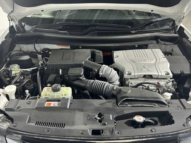 三菱 アウトランダー ＰＨＥＶ G セーフティパッケージ 沖縄県 2018(平30)年 5万km シルキーホワイト 【県外仕入】/ワンオーナー/禁煙車/県外仕入れ/純正7インチナビ/CD/DVD/Bluetooth/マルチアラウンドモニター/衝突被害軽減ブレーキシステム/レーダークルーズコントロール/レーンキープアシスト/横滑り防止装置/ブラインドスポットモニター/アイドリングストップ/ハーフレザーシート/パワーシート/前席シートヒーター/ステアリングヒーター/オートマチックハイビーム/LEDヘッドライト/オートライト/100V充電/純正18インチAW/純正フロアマット/プッシュスタート/スマートキー/保証書/取扱説明書